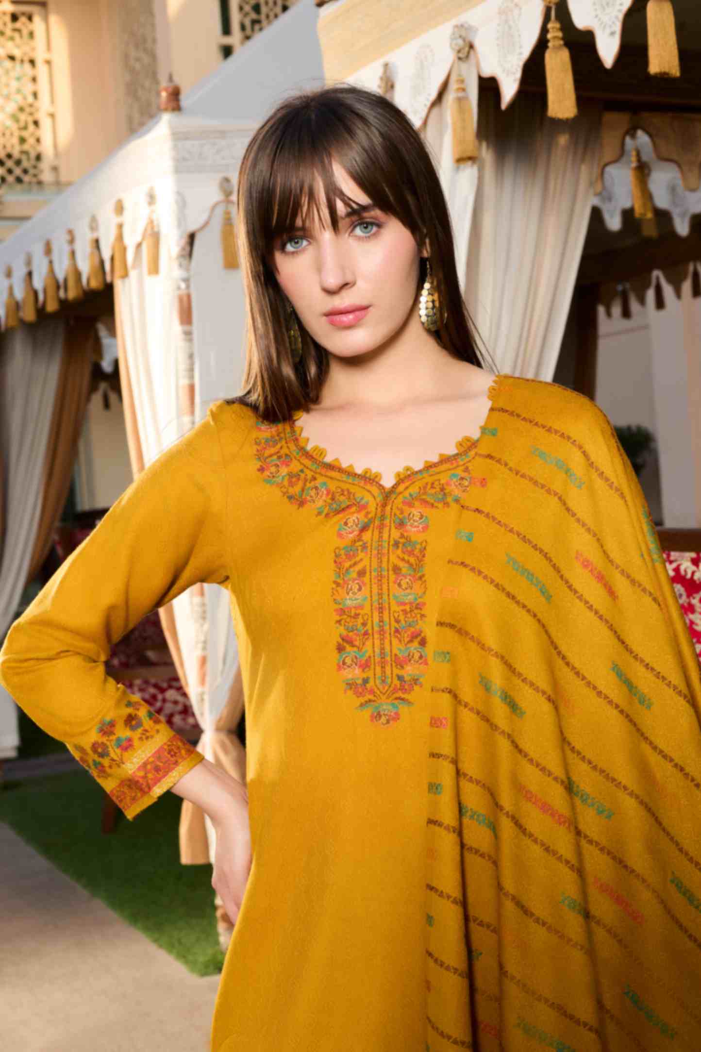 بدلة نسائية شتوية من قماش الجاكار غير المخيط من TOOSH MODA مع سترة من الصوف الأكرو