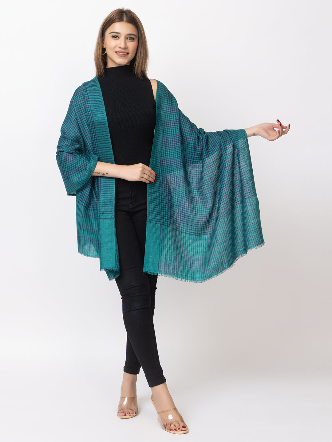 Woman's 100% wool shawl - Image 1