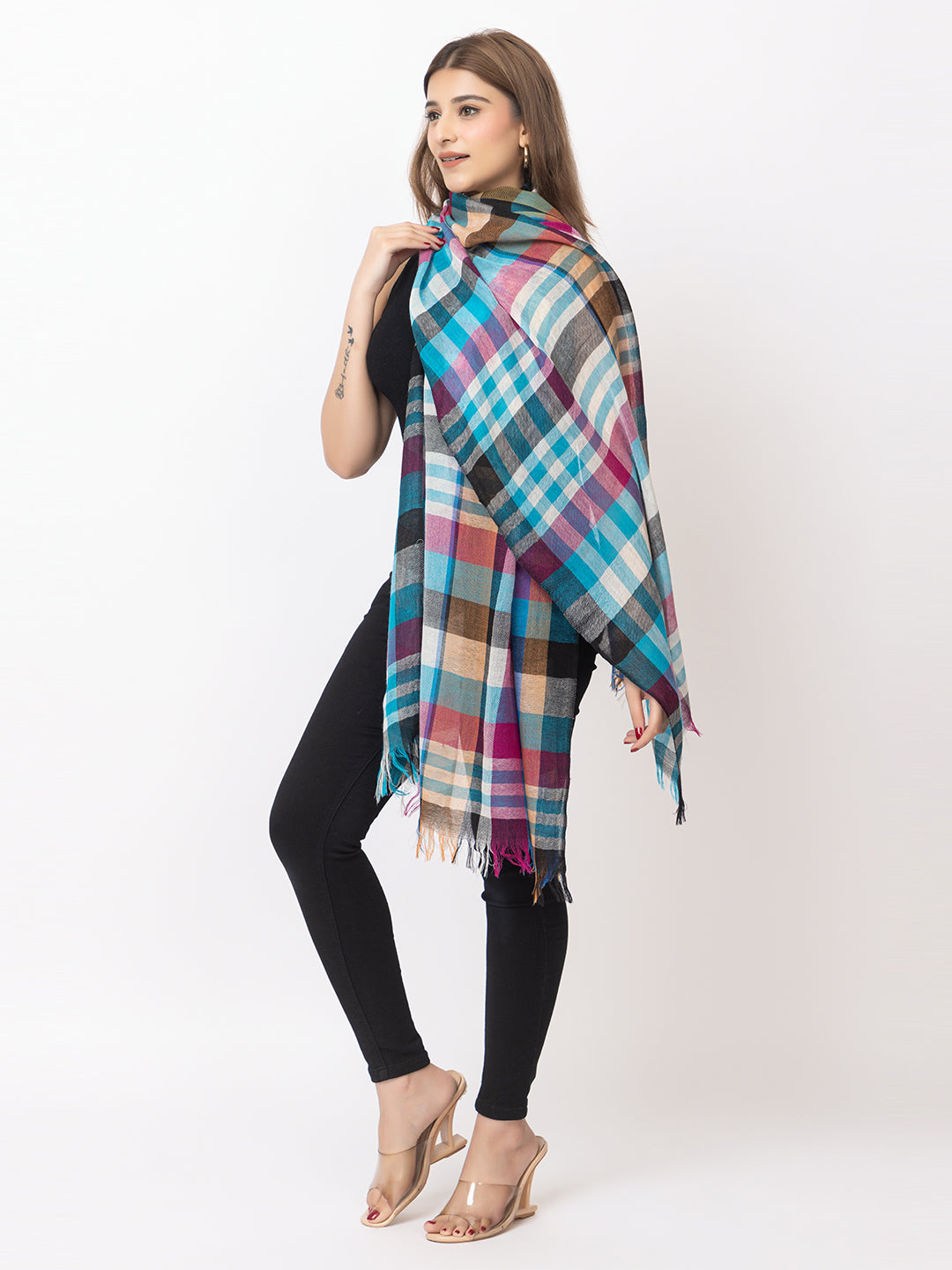 Woman's 100% wool shawl - Image 1