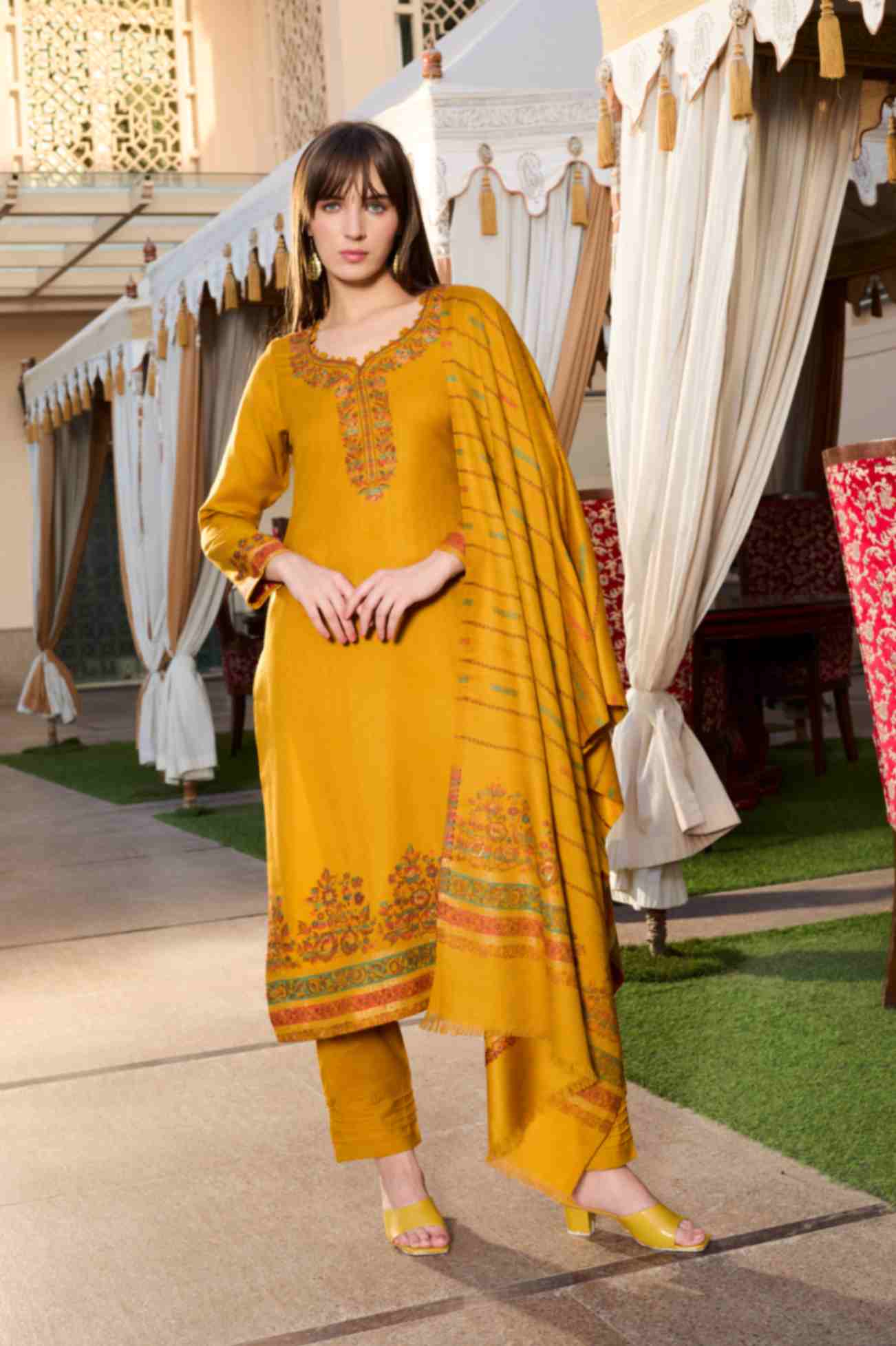 بدلة نسائية شتوية من قماش الجاكار غير المخيط من TOOSH MODA مع سترة من الصوف الأكرو